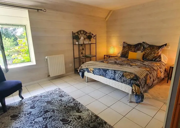 D'hotes Avec Piscine Aux Agapanthes De Cromel - Mont Michel 3* Saint-Quentin-sur-le-Homme