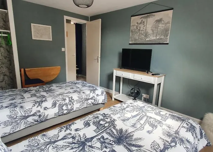 D'hotes Avec Piscine Aux Agapanthes De Cromel - Mont Michel